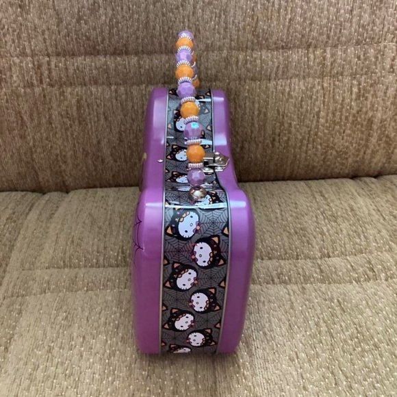 2019 Hello Kitty Trick or Treat Tin - Picture 2 of 4